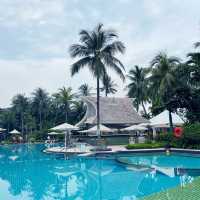 Shangri-La Sentosa beachside pool & jacuzzi