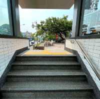 ทางเท้าสไตล์ทางขึ้น-ลง สถานีรถไฟใต้ดินแบบญี่ปุ่น