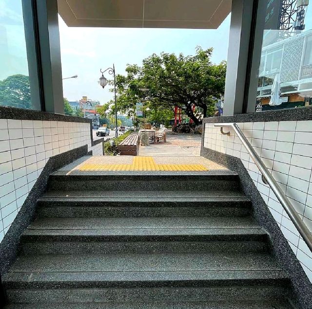 ทางเท้าสไตล์ทางขึ้น-ลง สถานีรถไฟใต้ดินแบบญี่ปุ่น