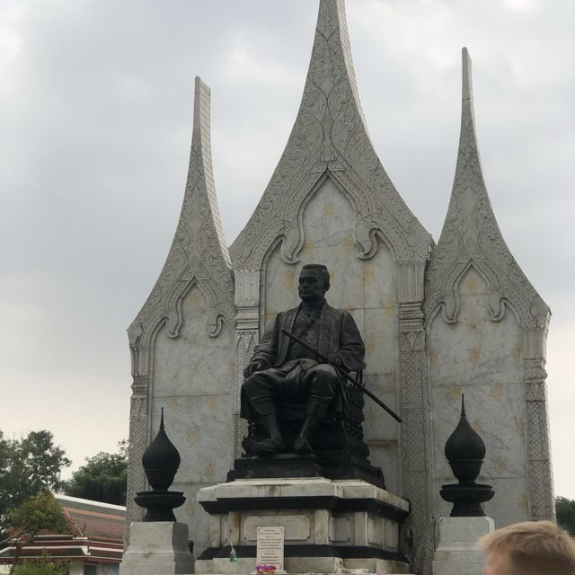 stunning statue of Thai king! 