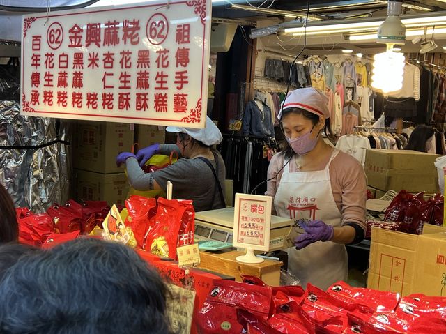 來補年貨囉～基隆廟口金興蔴粩，大牌長龍，花生糕居然沒賣
