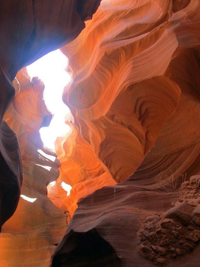 Go to the narrowest and most magical Antelope Canyon in the world to enjoy the magical and colorful colors.