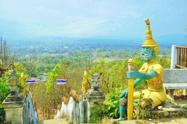 Thai tourism: Visit the beautiful Meena Temple in Pai and climb to the mountaintop to enjoy the scenery with Buddha.