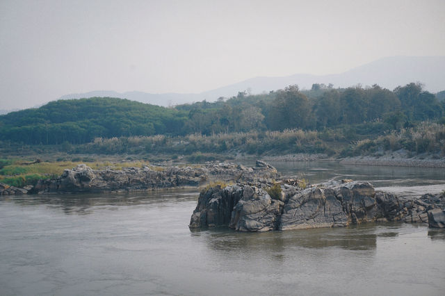 Self-driving on the northwest route of Laos: Arrive at Bokeo and watch the sunset over the Mekong River.