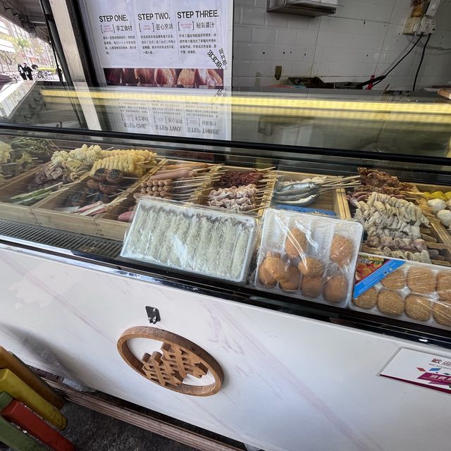 結合日式和台式的炸串烹調方法的串燒店