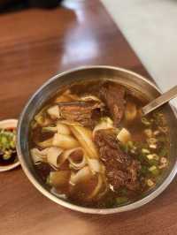 ［台北/西門町］ 老山東牛肉麵🐮｜必比登推薦美食 牛肉超軟嫩 水餃比牛肉麵更搶眼?!😱 