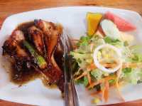 หมูรมควันหอมๆ จานใหญ่ๆ ที่ถลางภูเก็ต