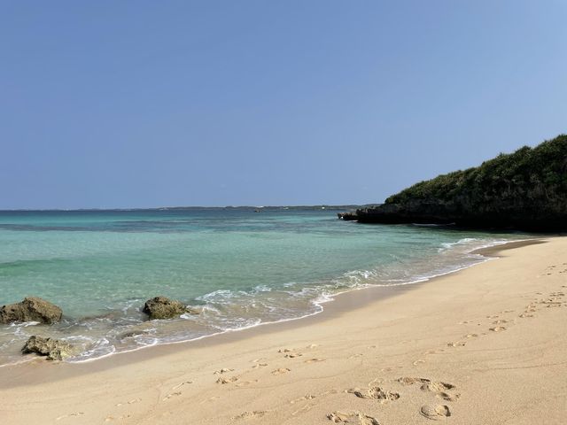 宮古島の透き通った海にたそがれて。