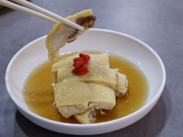 吸住湯汁吃生煎包