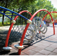 寶康公園兒童遊樂設施方面，設有共8套兒童遊樂設施，包括鞦韆、攀爬架、滑梯及遊戲板等。