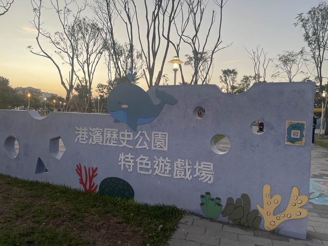 在大鯨魚旁邊，有新蓋了一個兒童游戲場