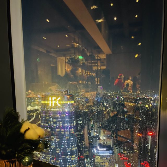 Dinner with incredible views 🥂