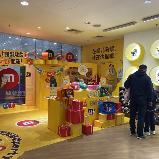 Shanghai 🍬 | M & M anyone ? 