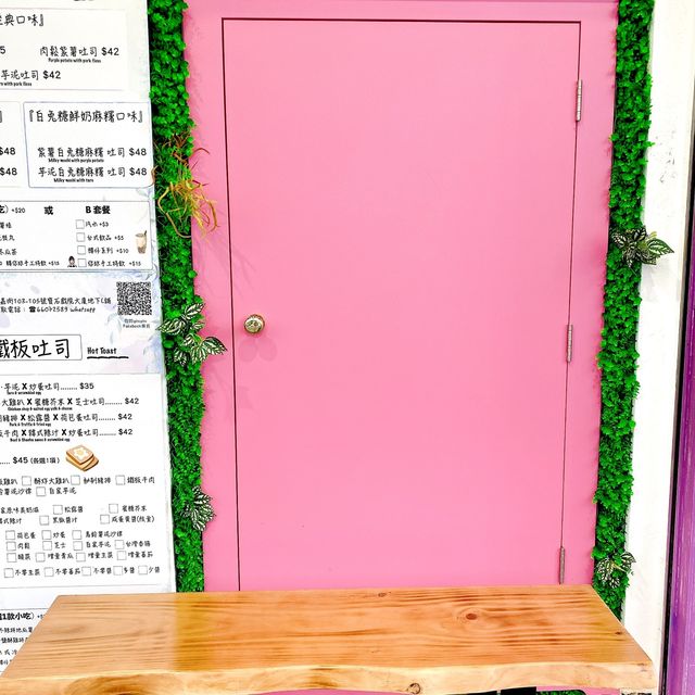 粉紅色隨意門，非常搶眼