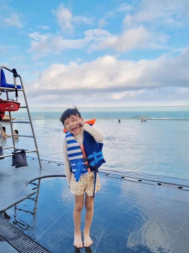 압도적인 뷰의 루프탑 수영장