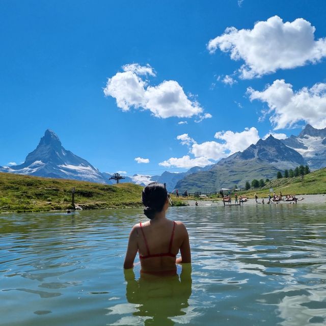 호수 뒤로 빼꼼 보이는 마테호른🏔