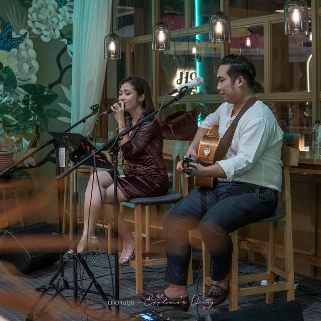 คาเฟ่กึ่งร้านอาหารสไตล์โฮมมี่ ย่านราไวย์ 