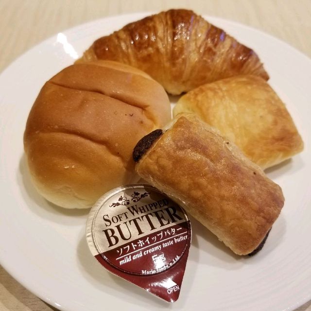 大阪名物【ミックスジュース・串カツ・たこ焼き】が食べられる朝食☀️🍴