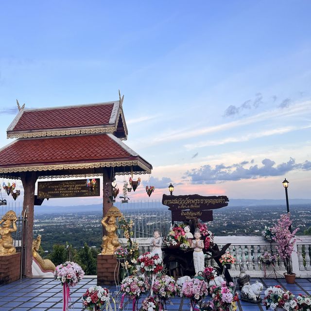 เดินขึ้นพระธาตุดอยคำ