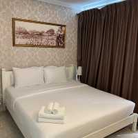โรงแรมสวยคลาสสิคริมน้ำในราคาหลักร้อย