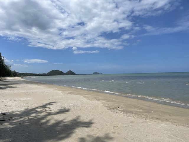 ที่นี่ หาดสามร้อยยอด 