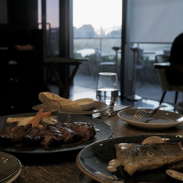 坐擁180度海景西餐，肉眼扒和薯蓉出色