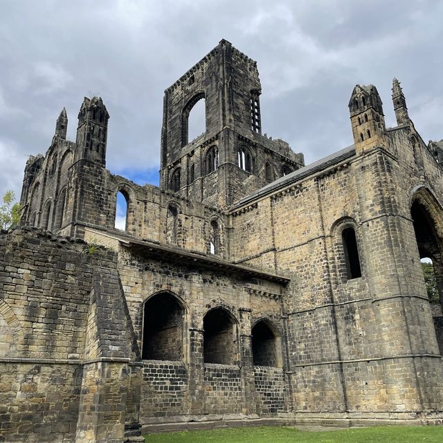 英國Leeds 一日遊 ~ Kirkstall Abbey 探索歷史遺跡