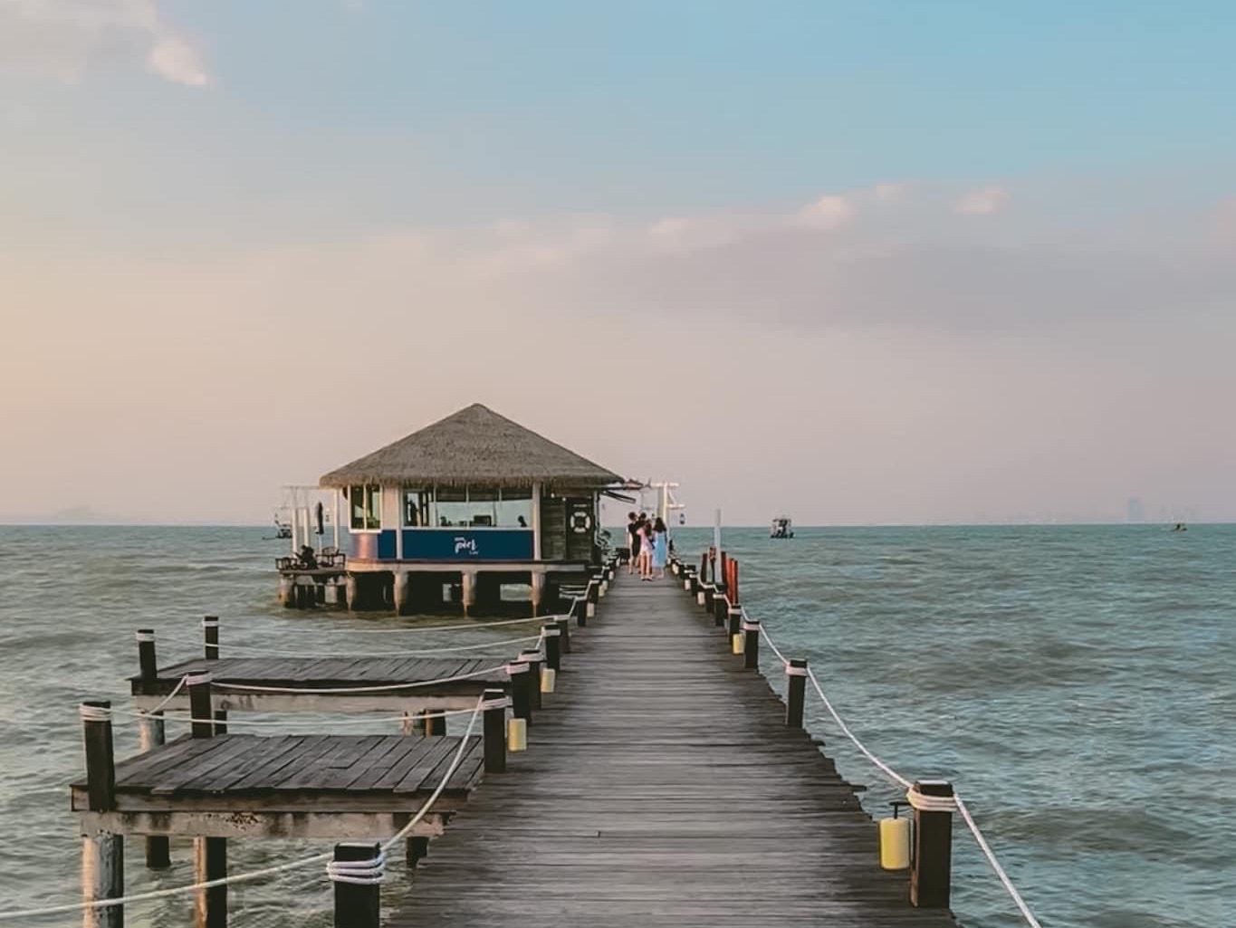 KEPT Pier cafe ☕️ จิบกาแฟ ชมทะเล ผ่อนคลายเป็นไหนๆ | Trip.com บางเสร่ บล็อกท่องเที่ยว