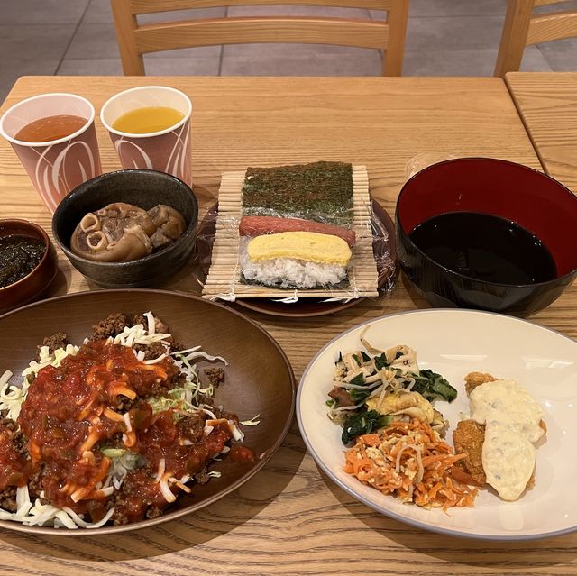 国際通りからすぐの豪華無料ラウンジ付きホテル