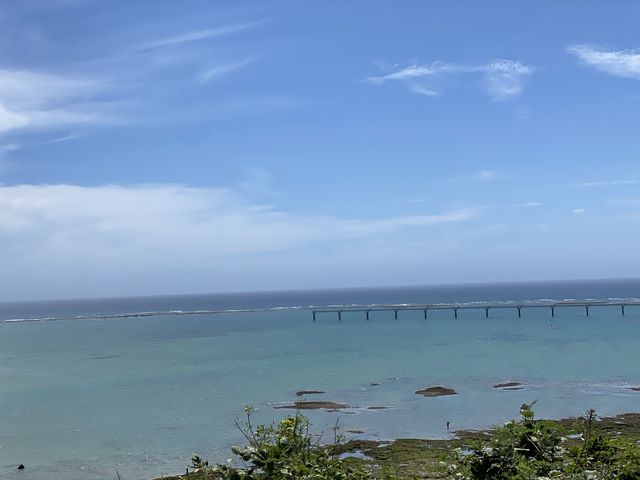 那覇空港から発着する航空機観察スポットと青い海 那覇空港から発着する航空機観察スポットと青い海