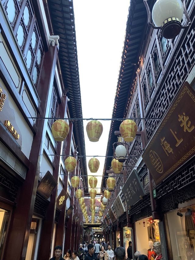Modern Shopping in Ming Dynasty Pavilions