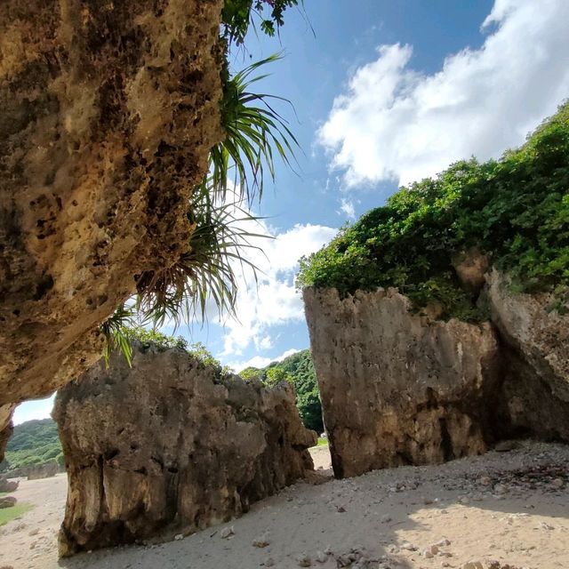 【沖縄 具志頭】美しいブリ(巨岩)と砂の浜✨✨