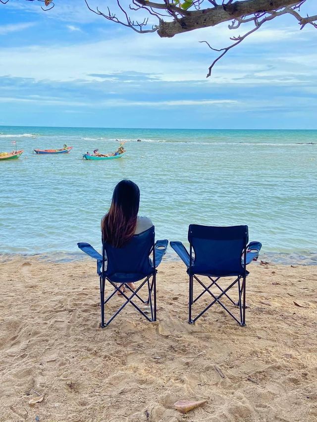นั่งชิวริมหาดพลา 🌊