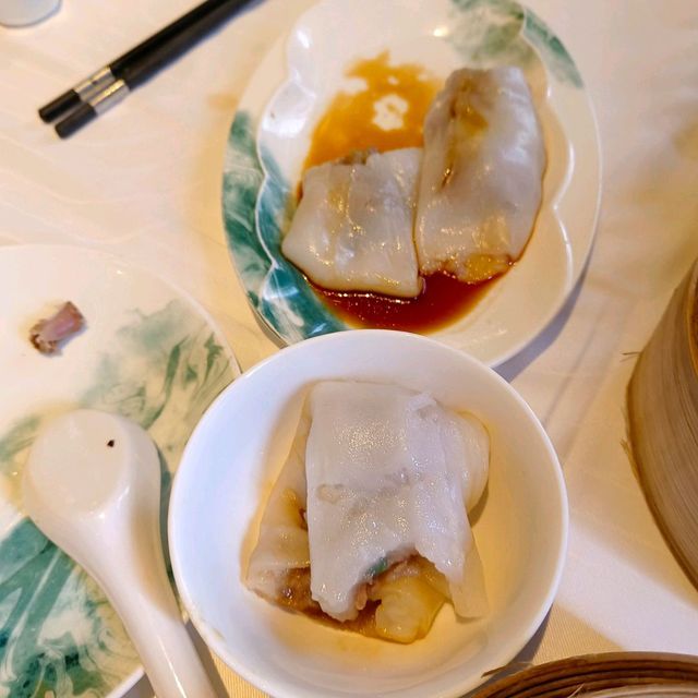 傳統粵式點心，買少見少，美味醒晨，喝粵式飲茶！香芋鴨腳扎，鮑魚汁鮮竹卷，油鴨雙腸飯！