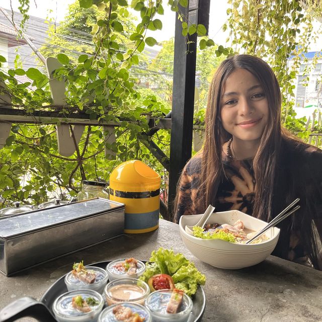  ก๋วยเตี้ยวสีม่วงอัญชัน นุ่มลื่น  เคี่ยวสนุก