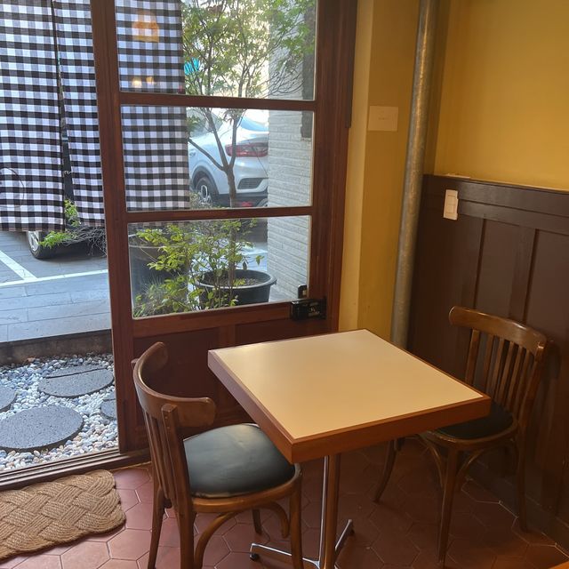 韓国/ソウル【弘大】日本風の喫茶店のような雰囲気が落ち着く🧡カフェ