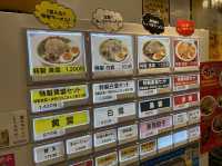 福岡空港。国内線空港内『ラーメン滑走路』で鹿児島ラーメン『Noodle Laboratory 金斗雲』に着陸✈️