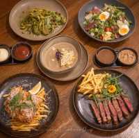 คาเฟ่กึ่งร้านอาหารสไตล์โฮมมี่ ย่านราไวย์ 