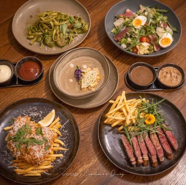 คาเฟ่กึ่งร้านอาหารสไตล์โฮมมี่ ย่านราไวย์ 