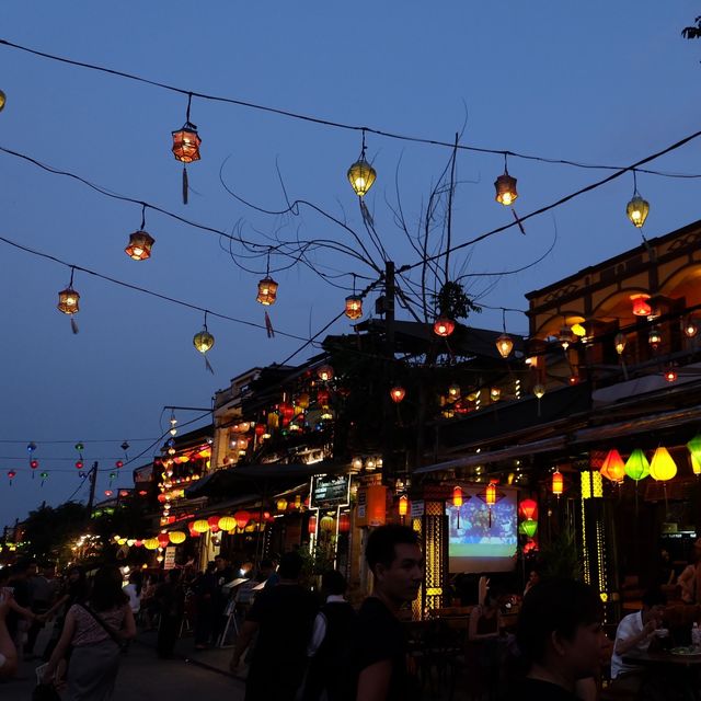เมืองแห่งโคมไฟสุดโรแมนติกยามค่ำคืนที่ฮอยอัน
