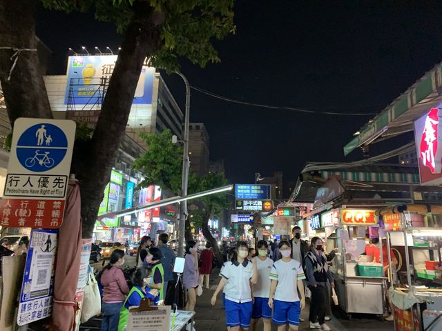 高雄瑞豐夜市美食｜平價的萬國牛排🥩人滿多的