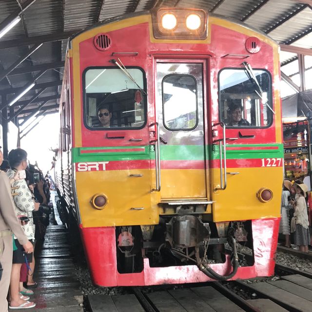 美功鐵道市場‼️世界少有特色市場😍火車🚞駛入市場⁉️每人千人朝聖