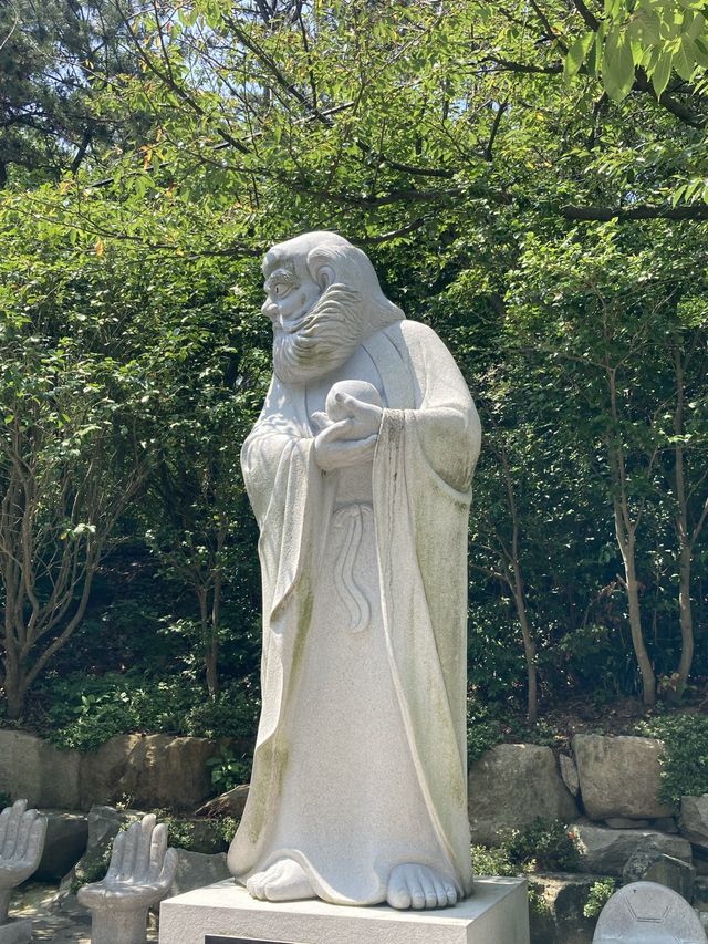 부산 바다 위의 절