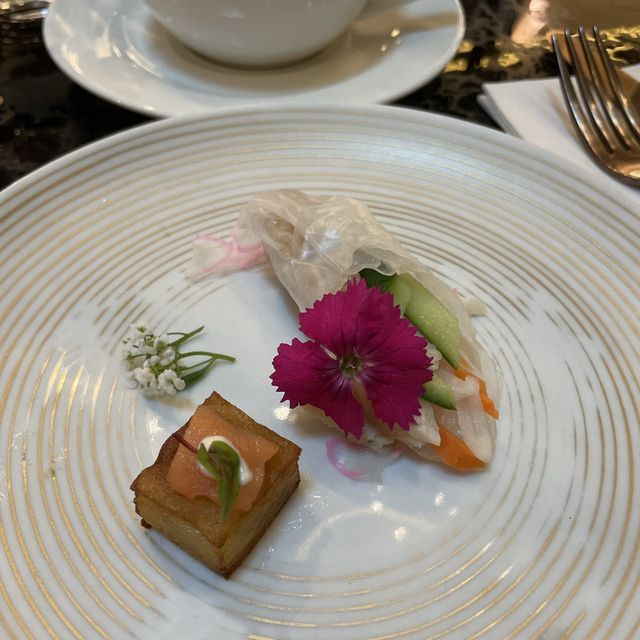 high-tea at the mall 每次行過都比佢哋啲香味吸引咗…. 
