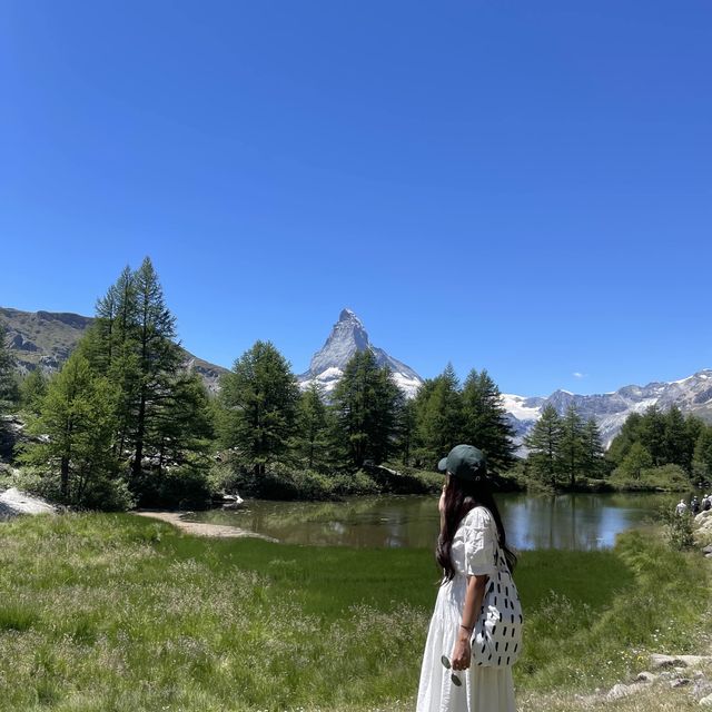 호수 뒤로 빼꼼 보이는 마테호른🏔