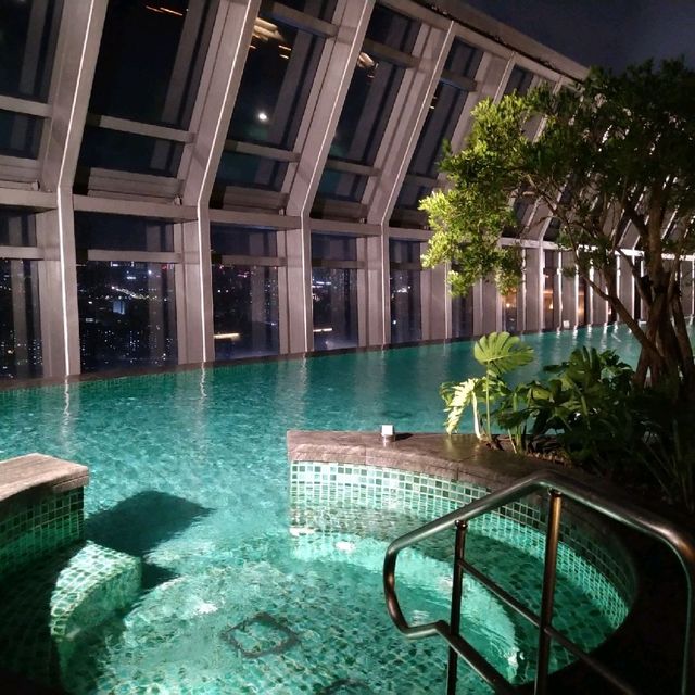 新板希爾頓絕美高空無邊際泳池
