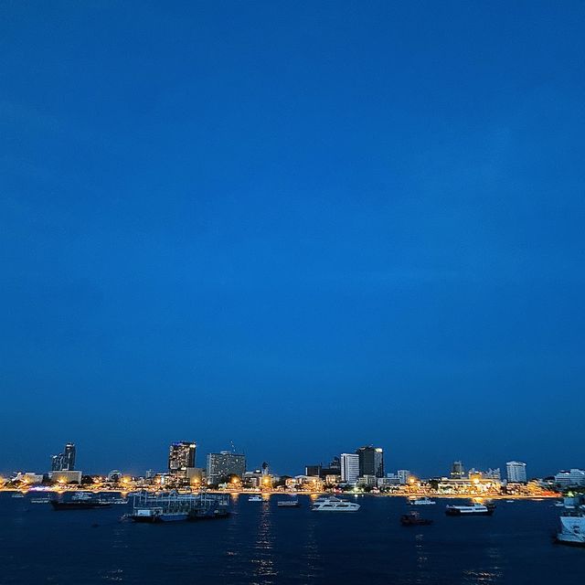 바다 위 크루즈에서 즐기는 칵테일과 디너 🌌🍸