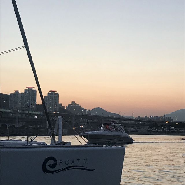 요트에서 일몰보기 로망 실현 "수영만 요트경기장"