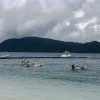 ทำกิจกรรมคลายร้อนที่บานาน่าบีช เกาะเฮ