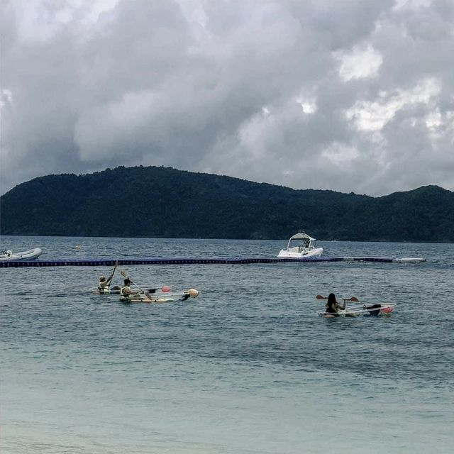 ทำกิจกรรมคลายร้อนที่บานาน่าบีช เกาะเฮ